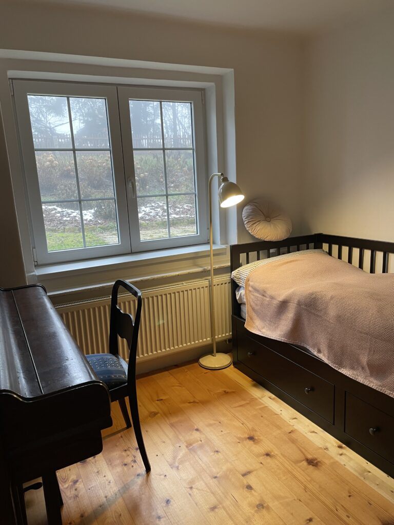 Ložnice v přízemí oknem na východ