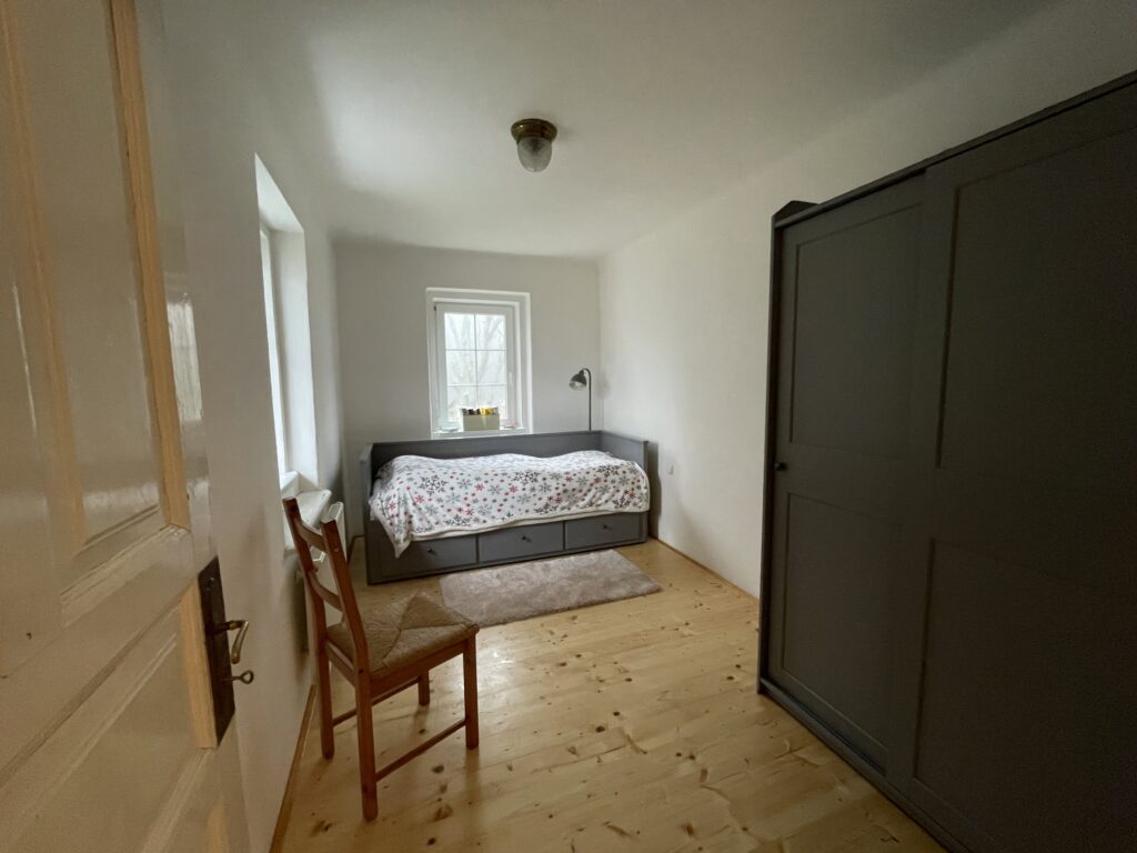 Ložnice v přízemí s oknem na západ