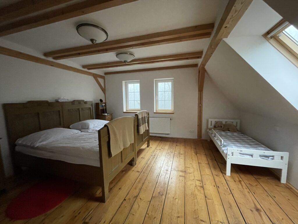 Menší ložnice v patře s oknem na sever 