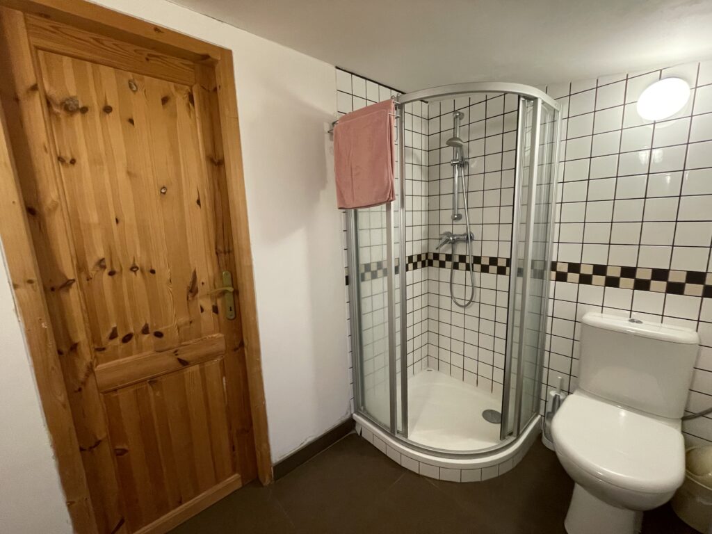 Menší koupelna v patře se sprchovým koutem