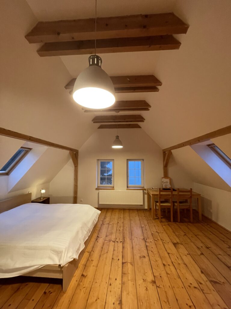 Velká ložnice v patře s výhledem na louku a orientací na jih
